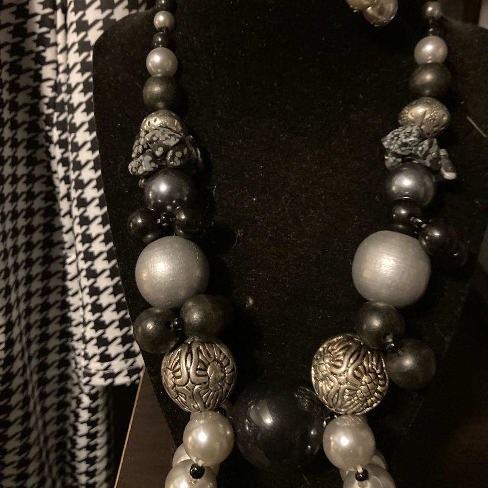 Necklace that with earrings